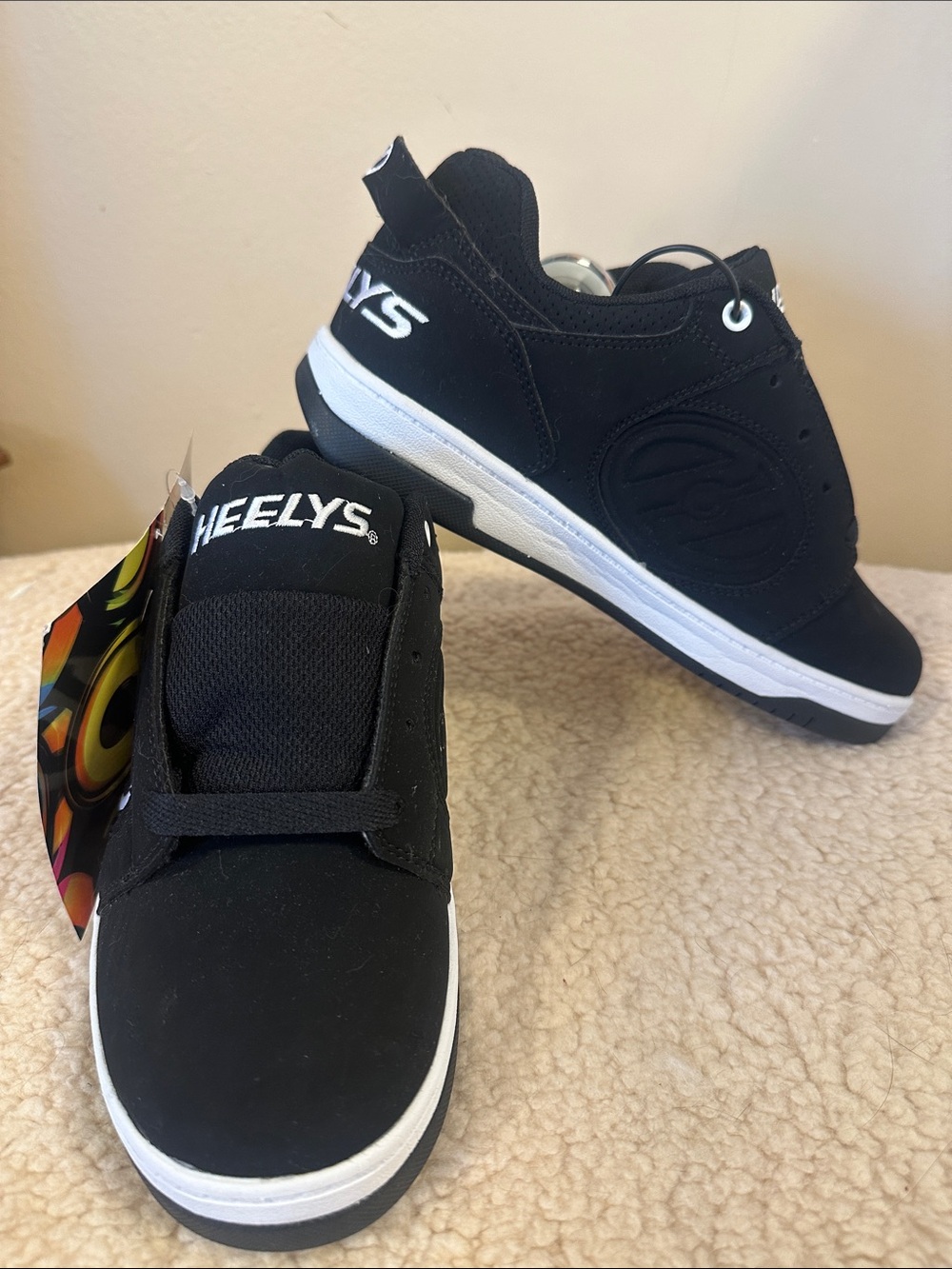 Heelys Kids Black/White Low-Top Skate Sneakers Removable Wheels new Size YTH 6